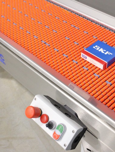 Roller belt conveyor/ collecting table