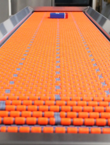 Roller belt conveyor/ collecting table